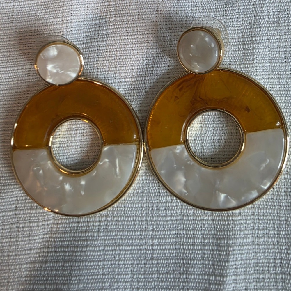 Gold Tone Amber and Marbled White Resin Geometric Circular Drop Earrings